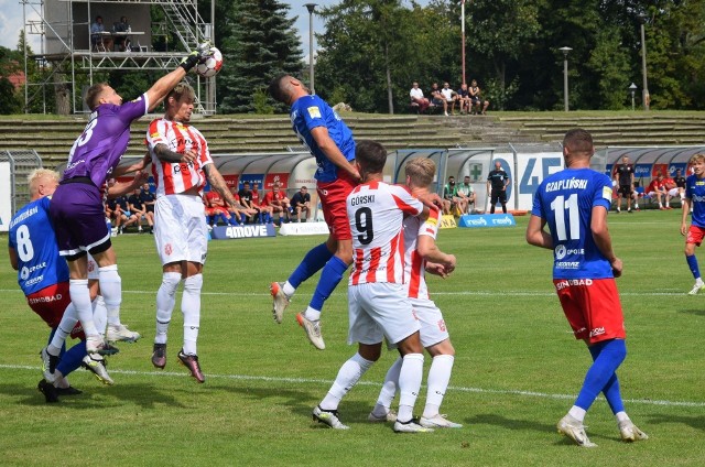 Michał Gliwa (na zdj. interweniuje) ostatnio był zawodnikiem Zagłębia