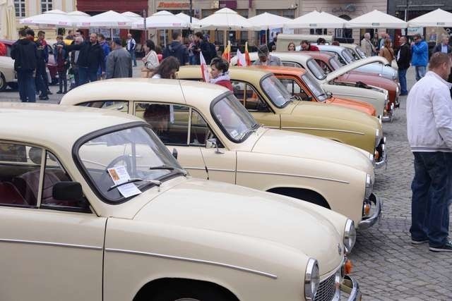 Według informacji Centralnej Ewidencji Pojazdów, w Polsce mamy 5 milionów pojadów historycznych, a po drogach jeździ 38 tysięcy syren i 65 tysięcy żuków