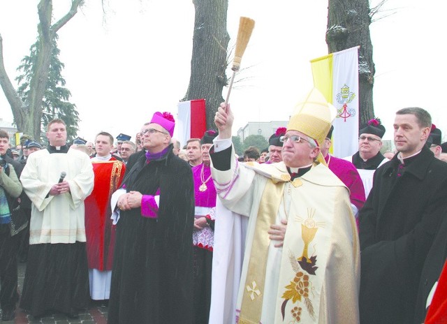 Poświęcenie tablicy ku czci papieża Piusa IX w Piotrkowie Kujawskim