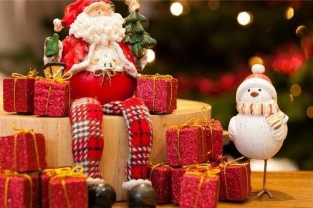 Tradycje świąteczne nie są niczym nowym. W naszym kraju jest wiele zwyczajów związanych z Bożym Narodzeniem. Jednak są miejsca, w których niektóre tradycje wydają się być dość nietypowe. Przykładem mogą być ogórki na choince, świąteczny obiad w KFC, czy też wróżby lub wybieranie się do kościoła na rolkach. Zobacz jakie tradycje świąteczne obchodzone są w różnych państwach świata z okazji Bożego Narodzenia.