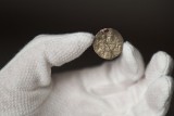 Ta moneta to unikat i prawdziwy skarb. Jest najstarsza w Polsce i warta każdych pieniędzy [ZDJĘCIA]