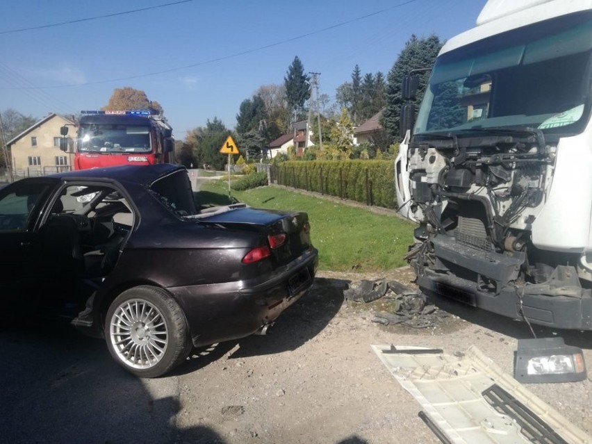 Wypadek w Wiewiórce. Kierowca alfy romeo uderzył w betonowy mostek i zaparkowaną ciężarówkę [ZDJĘCIA]