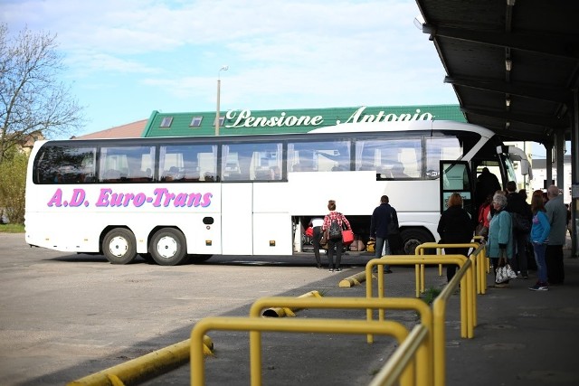 Przewoźnik z Ustki w sporze z PKS SłupskAutobusy firmy A.D. Euro-Trans na dworcu PKS w Słupsku będą się mogły zatrzymywać tylko do końca maja. PKS wypowiedział jej umowę bez podania przyczyny.