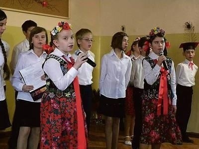 Występ dzieci na uroczystości otwarcia szkoły Fot. Arch. GOK Łącko
