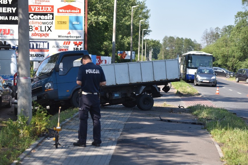 Do zderzenia dwóch aut doszło na ulicy Nieszawskiej. W...