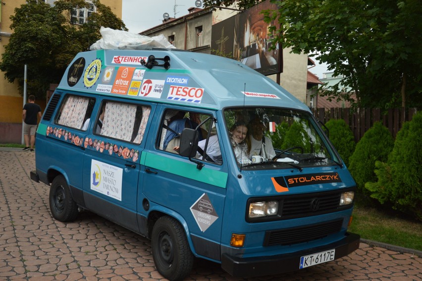Starym busem na podbój Europy. Piątka przyjaciół z Tarnowa wyruszyła w niezwykłą podróż [ZDJĘCIA]