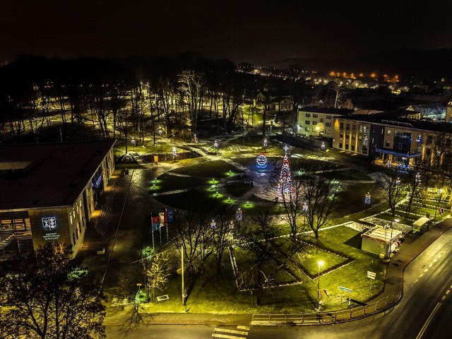 Wspaniałe prezentuje się na zdjęciach z drona miasto Morawica. Oto zdjęcia wykonane przez Sławka Rakowskiego w piątek w nocy.