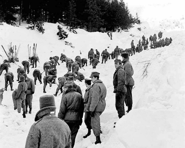 Każdy turysta i miłośnik gór wie, że góry są nie tylko piękne, ale mogą być również śmiertelnie groźne. Wyjścia w góry stają się jeszcze bardziej niebezpieczne zimą, gdy na szczytach leżą zwały śniegu. Są w polskich górach miejsca, gdzie schodzą lawiny. Te lawiny na przestrzeni lat zabrały już życia dziesiątek osób.Zejścia lawiny nie da się całkowicie przewidzieć. Wpływ na to ma bardzo wiele czynników, m. in. grubość pokrywy śnieżnej, warunki atmosferyczne, temperatura powietrza. Do dlatego lawiny są często ogromnym zaskoczeniem dla turystów. Pędzące zwały śniegu są bardzo często śmiertelnie groźne. Śnieg w ciągu kilku sekund może zabrać nawet kilkanaście żyć. Takie sytuacje miały już miejsce w polskich górach w przeszłości.Na kolejnych zdjęciach w galerii znajdziesz informacje o najtragiczniejszych lawinach w Polsce.Zobacz też wideo: 12-letni chłopiec uratowany spod lawiny we Francji. Po 40 minutach pod śniegiem odnalazł go pies ratownik