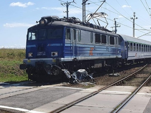 Do tragicznego wypadku doszło na przejeździe kolejowym okolicach miejscowości Nawino między Rąbinem a Czarnowęsami Pomorskimi.Samochód osobowy wjechał pod pociąg.Kierowca samochodu zginął na miejscu. Na miejscu jest już prokurator.Aktualizacja 14.07W wyniku zdarzenia śmierć poniósł kierujący autem mężczyzna. Żaden z pasażerów pociągu nie potrzebował pomocy medycznej - powiedział w rozmowie z TVN24 rzecznik prasowy Komendy Wojewódzkiej Państwowej Straży Pożarnej w Szczecinie - Tomasz Kubiak.Do zdarzenia doszło na niestrzeżonym przejeździe kolejowym. Po zderzeniu z samochodem, pociąg zatrzymał się przed kolejnym przejazdem kilkaset metrów dalej, gdzie czynności prowadziły policja oraz prokuratura.