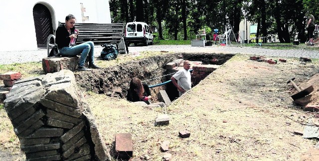 Podczas badań prowadzonych przez naukowców z Poznania w ubiegłym roku nie udało się odnaleźć śladów kościoła z XII wieku. W tym roku archeolodzy poszukają ich w innym miejscu