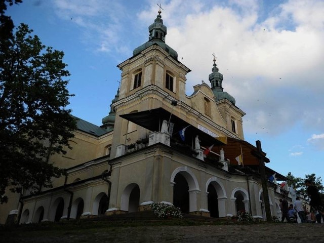 Corocznie do sanktuarium w Kalwarii Pacławskiej pielgrzymują tysiące pątników.