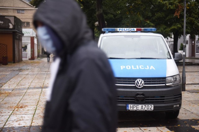 Nakaz zasłaniania nosa i ust budzi wiele kontrowersji. Rządzący fundują ciągłą nowelizację przepisów. Już wkrótce może nas czekać podwyżka za brak maseczki. Przekonajcie się sami jakie kary nam grożą!WIĘCEJ NA KOLEJNYCH STRONACH>>>