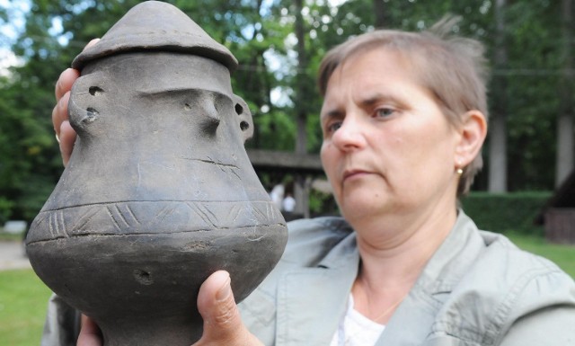 - Popielnica twarzowa z kultury pomorskiej - mówi archeolog Julia Orlicka-Jasnoch. - Dla nas to historyczny skarb, dla innych snobistyczna ozdoba półki.