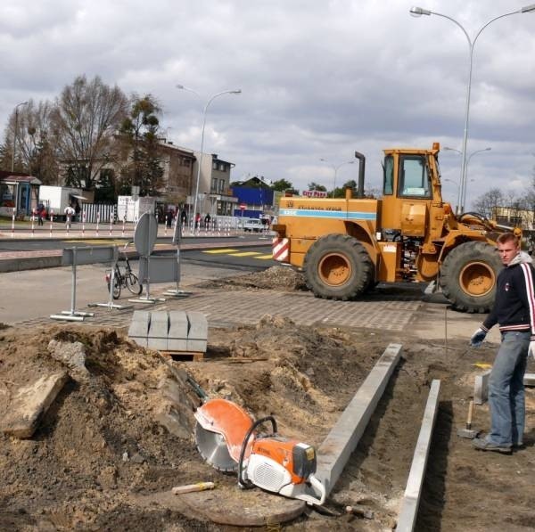 Finał prac przy przebudowie ulicy Okulickiego. Modernizacja kosztowała 5 milionów złotych i zakończona zostanie w maju.