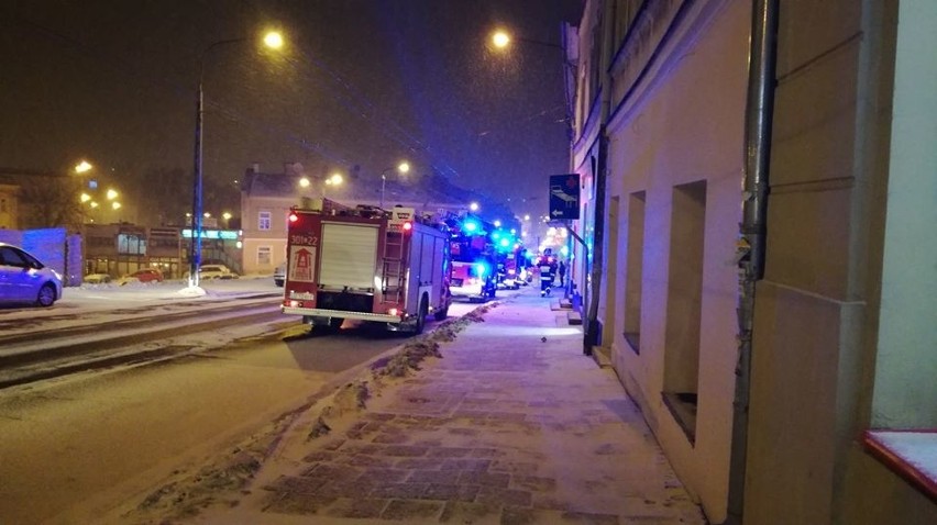 Pożar w mieszkaniu przy ul. Lubartowskiej. Ogień pojawił się w jednym z pomieszczeń