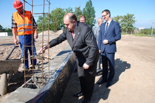 burmistrz Sławomir Bykowski na budowie nowej sali sportowej przy zespole szkół