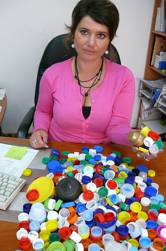 Cały czas ludzie przynoszą do nas plastikowe zakrętki - mówi Ewa Pochew, członek Rady Fundacji Dorośli Dzieciom w Starachowicach. 