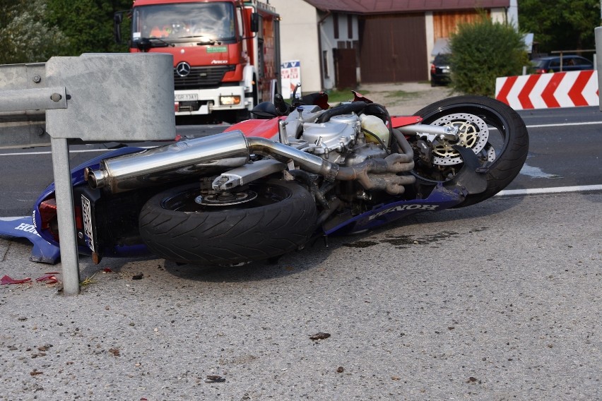 Gorlice. Wypadek na DK 28. Motocyklista uderzył w tył samochodu osobowego. Poturbowany trafił do szpitala