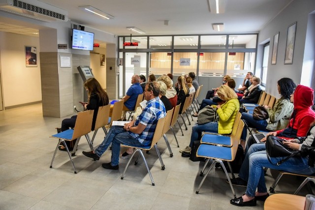 Aby złożyć wniosek o wydanie karty EKUZ, potrzebny będzie dokument tożsamości oraz numer PESEL