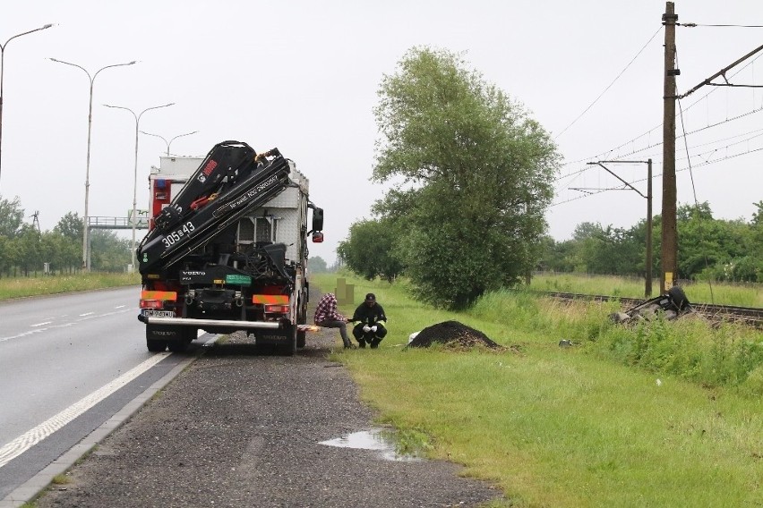 Wypadek na obrzeżach Wrocławia. Samochód wpadł do rowu (ZDJĘCIA)
