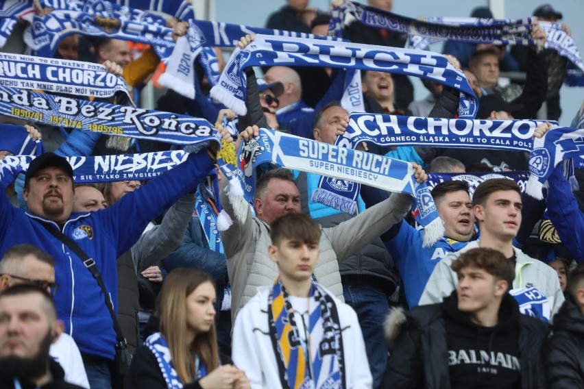 Kibice Ruchu Chorzów wypełnili w komplecie trybuny stadionu...