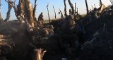 Dramatyczny epizod z wojennego frontu: rosyjski żołnierz w okopach poddaje się, po czym rzuca w Ukraińców granatem - WIDEO