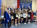 Pożegnanie klas maturalnych w Zespole Szkół Mechanicznych w Łapach. Naukę ukończyło 62 absolwentów. Zobacz zdjęcia