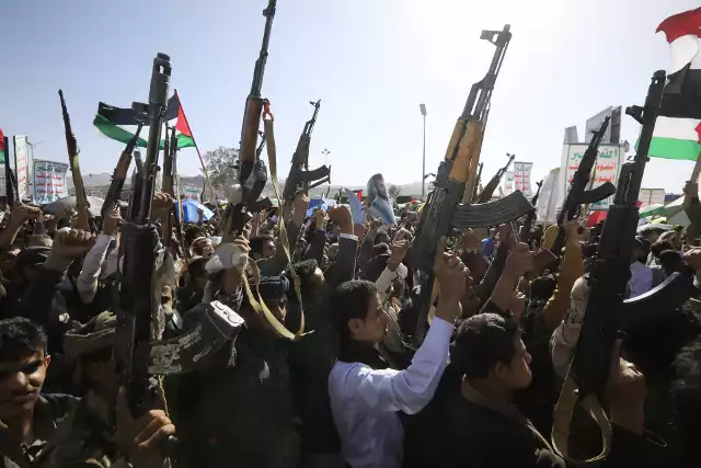 Na Bliskim Wschodzi wrze. Zwolennicy Huti skandują hasła, wznosząc karabiny Kałasznikowa podczas protestu przeciwko polityce USA i Izraela w ramach solidarności z narodem palestyńskim