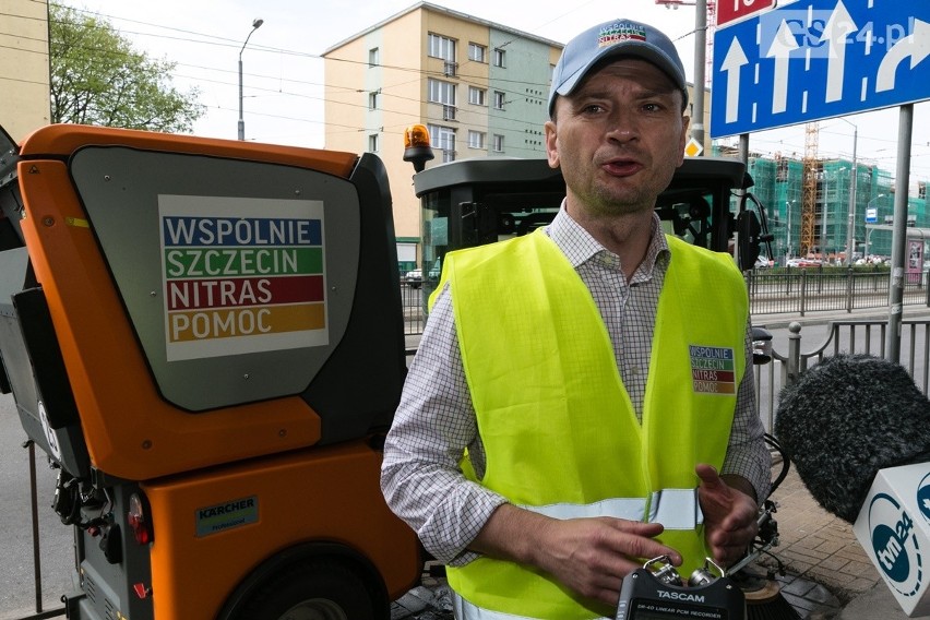 Sławomir Nitras sprząta ulice Szczecina. I podaje numer interwencyjny