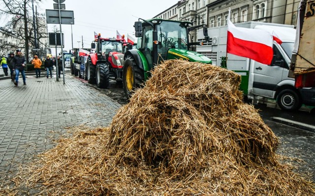Rolnicy z całego regionu protestowali przed Urzędem Wojewódzkim w Bydgoszczy. W centrum miasta były duże utrudnienia w ruchu, a tramwaje i autobusy miały ogromne opóźnienia.
