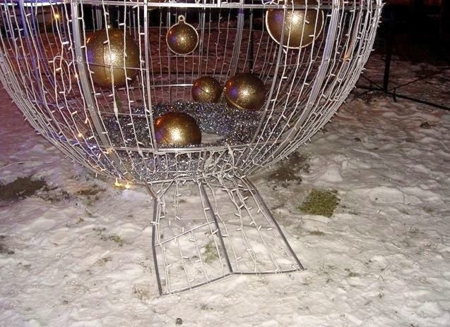 Park Miejski. 16-letni wandal po pijaku zniszczył ozdoby świąteczne. Zapłaci 40 tysięcy złotych (zdjęcia)