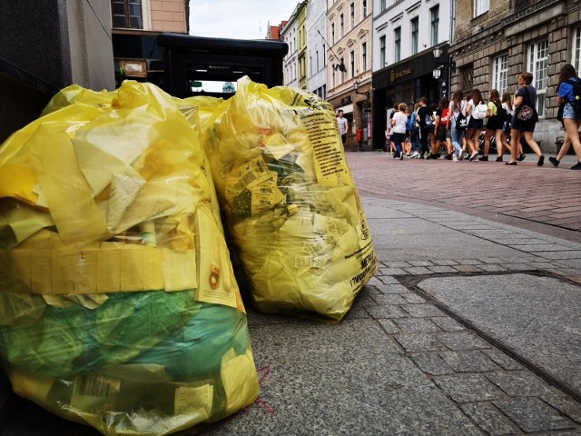 Drastyczna podwyżka cen za wywóz śmieci była zapowiadana jeszcze w 2019 roku. Mieszkańcy podtoruńskich gmin już od kilku miesięcy płacą nawet o 50% więcej niż dotychczas. A co z Toruniem? O tym, że czeka nas szok cenowy związany ze wzrostem opłat za wywóz śmieci w Toruniu, mówiło się od zeszłego roku. W grudniu Prezydent Michał Zaleski podkreślał, że podwyżka nie ominie naszego miasta. Na początku 2020 roku Urząd nie potrafił wskazać jeszcze konkretnych liczb. - Finalizujemy rozmowy ze spalarnią w Bydgoszczy dotyczące stawki za termiczne przetwarzanie odpadów. Jej wzrost będzie jednym z czynników powodujących zwiększenie kosztów ponoszonych przez mieszkańców – mówiła w styczniu Magdalena Stremplewska, rzeczniczka prasowa prezydenta Torunia. Sam Michał Zaleski ujawnił wówczas, że czeka nas co najmniej 17 proc. wzrost cen za wywóz opadów. CZYTAJ DALEJ >>>>>Czytaj także:Trzeci etap znoszenia obostrzeń. Restauracje, zakłady fryzjerskie i kosmetyczne zostaną otwarte 18 maja. Od 25 maja powrót do szkółSytuacja na rynku nieruchomości. Ile kosztują nowe mieszkania w Toruniu?