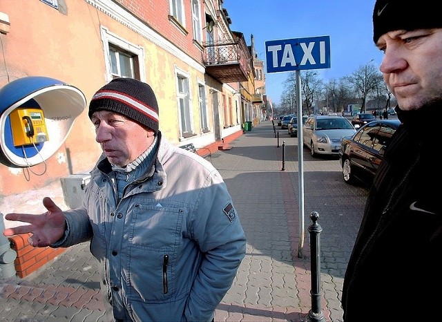 Feliks Bartnik (z lewej): - Ta budka przydaje się nie tylko taksówkarzom