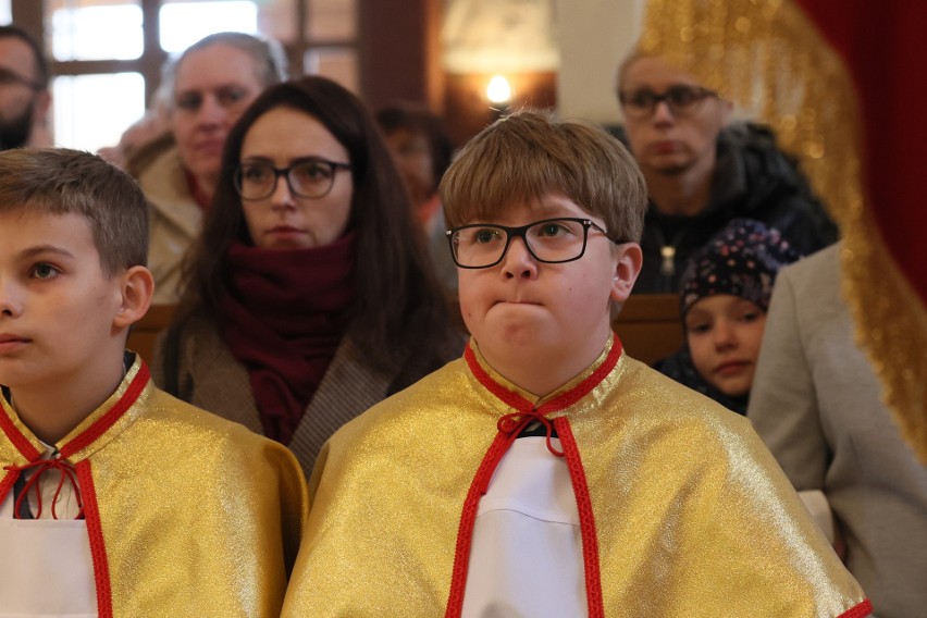 Msza święta dziękczynna za 25 lat posługi biskupa Mariana Florczyka w jego rodzinnej parafii w Kielcach - Dyminach. Zobacz zdjęcia