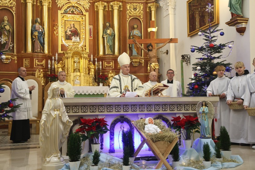 W Uroczystość Świętej Rodziny biskup Marian Florczyk odprawił mszę świętą w kościele w Daleszycach. Pobłogosławił kilkadziesiąt małżeństw