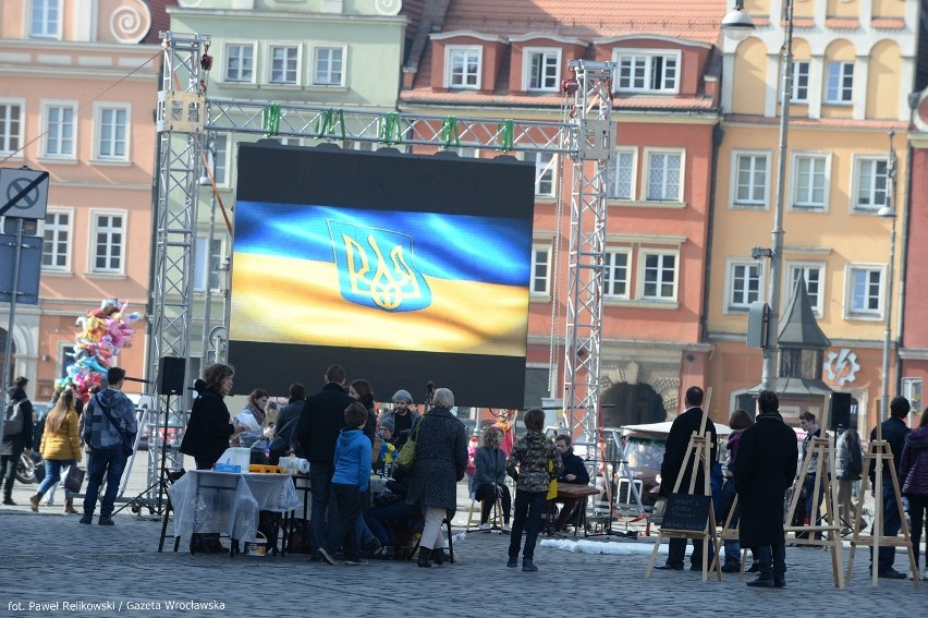 Solidarni z Ukrainą. Happening na wrocławskim Rynku (ZDJĘCIA)