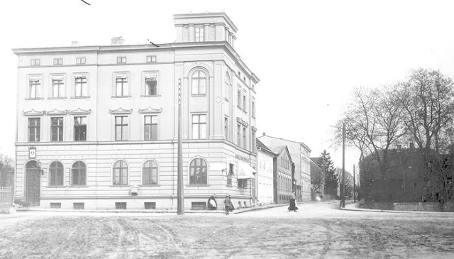 Budynek dawnej poczty na rogu obecnych ulic Gdańskiej i I Pułku Ułanów. Poczta mieściła się tu do roku 1905. Budynek istnieje do dziś. Zdjęcie pochodzi z roku 1900.
