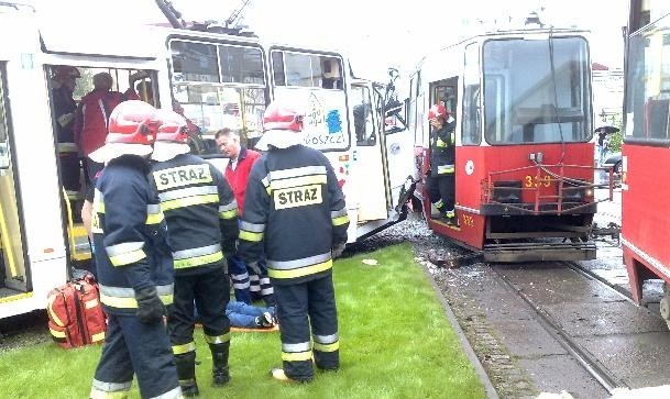 Na rondzie Jagiellonów w Bydgoszczy zderzyły się dwa tramwaje [zdjęcia]