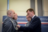 Minister MSWiA odznaczył policjantów z Ostrołęki