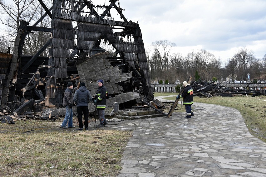 Gorlice. Strażacy z OSP w Libuszy rozebrali resztki spalonego trzy lata temu zabytkowego kościoła [ZDJĘCIA]