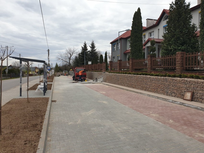 Przed szkołą w Kowali, w gminie Sitkówka - Nowiny, powstaje nowy parking. Inwestycję sponsoruje firma Lafarge