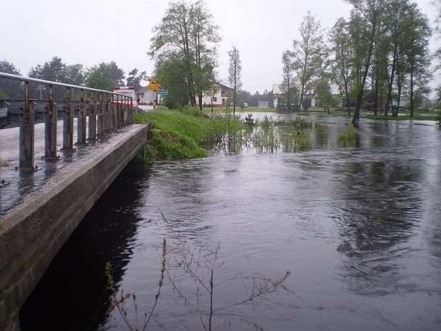 Nadal niebezpiecznie jest w Gościencinie, gdzie łączą się rzeki Zwlecza z Pilicą.