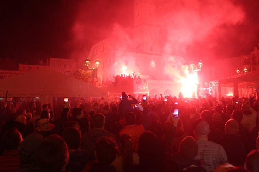 Kibice Piasta Gliwice świętują wicemistrzostwo Polski na...