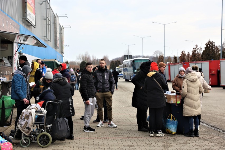Setki uchodźców w Korczowej. Kilkanaście godzin czekania po ukraińskiej stronie przejścia granicznego [ZDJĘCIA]
