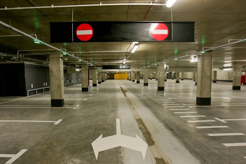 Zasady ruchu na parkingu podziemnym często widać dzięki...
