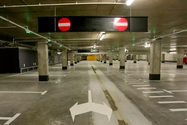 Zasady ruchu na parkingu podziemnym często widać dzięki znakom poziomym