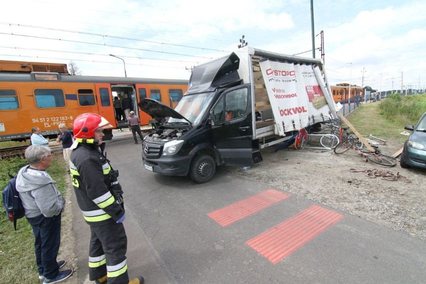 Wypadek na przejeździe kolejowym. Pociąg uderzył w busa