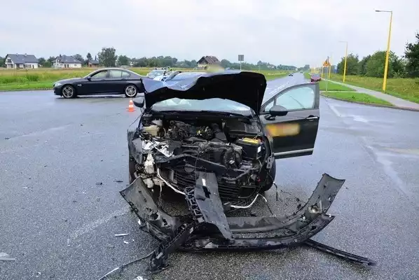 Do zdarzenia doszło we wtorek przed godz. 8, na skrzyżowaniu ulic Lotników i Ikara w Krośnie. Policjanci ustalili, że 38-letnia kierująca audi, włączając się do ruchu z drogi podporządkowanej, nie ustąpiła pierwszeństwa przejazdu citroenowi, który poruszał się w kierunku ul. Traugutta.W zdarzeniu ucierpiał kierowca citroena oraz przewożona przez niego dwójka dzieci w wieku 6 i 10 lat. Na szczęście, obrażenia jakich doznali nie zagrażają ich życiu. Kierujący byli trzeźwi.Policjanci, za rażące naruszenie przepisów ruchu drogowego, zatrzymali prawo jazdy 38-letniej kierującej audi.Wypadek cysterny i trzech osobówek na S3