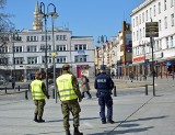 Policjanci z wojskiem na ulicach opolskich miast. Sprawdzają, czy ludzie przestrzegają zaleceń sanitarnych. Są już pierwsze mandaty