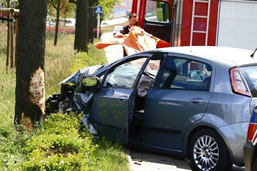 Wypadek na Klecińskiej. Samochód uderzył w drzewo (ZDJĘCIA)